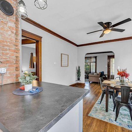 Beautifully Remodeled Duplex Apt In West Blvd クリーブランド エクステリア 写真