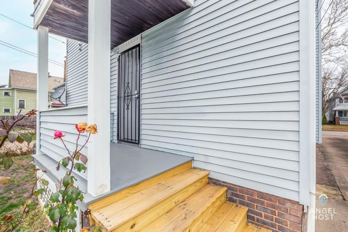 Beautifully Remodeled Duplex Apt In West Blvd クリーブランド エクステリア 写真