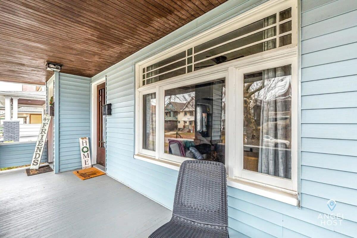 Beautifully Remodeled Duplex Apt In West Blvd クリーブランド エクステリア 写真