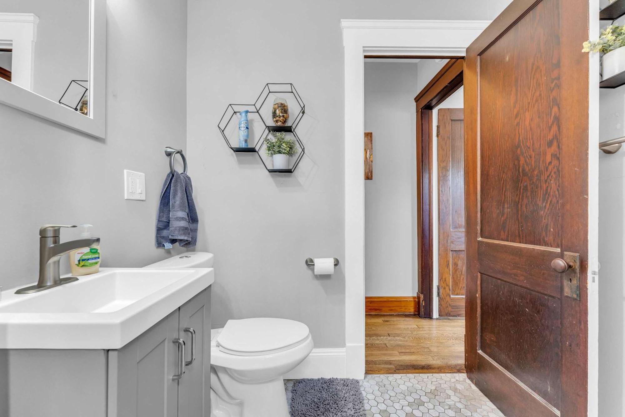 Beautifully Remodeled Duplex Apt In West Blvd クリーブランド エクステリア 写真