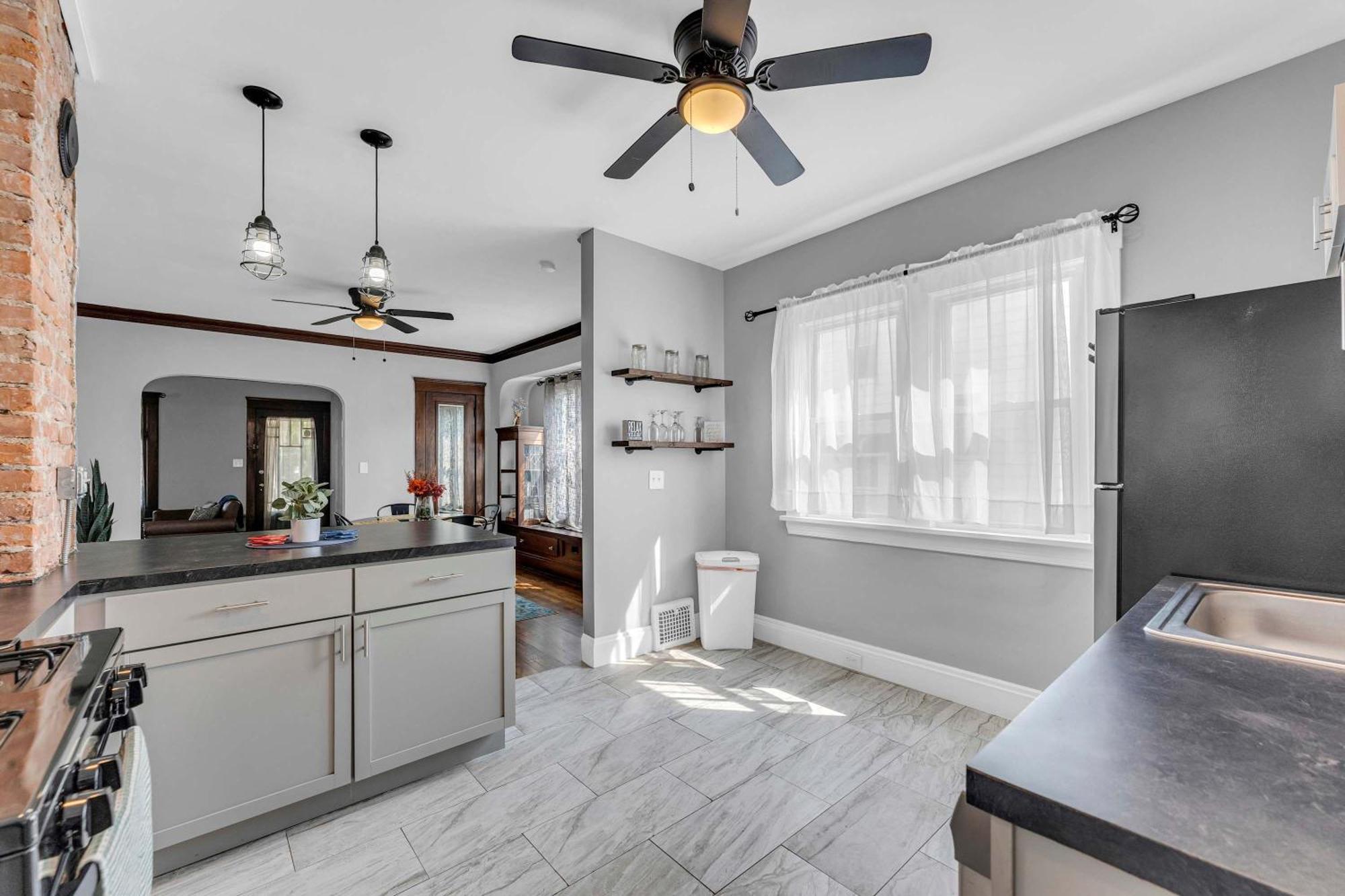 Beautifully Remodeled Duplex Apt In West Blvd クリーブランド エクステリア 写真