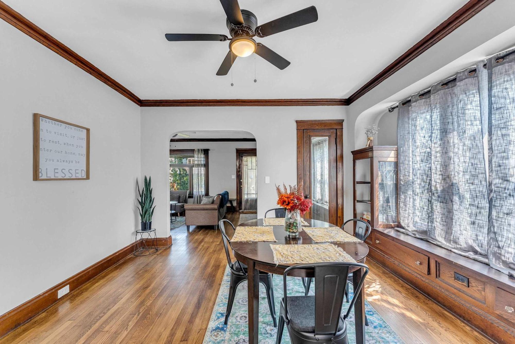 Beautifully Remodeled Duplex Apt In West Blvd クリーブランド エクステリア 写真