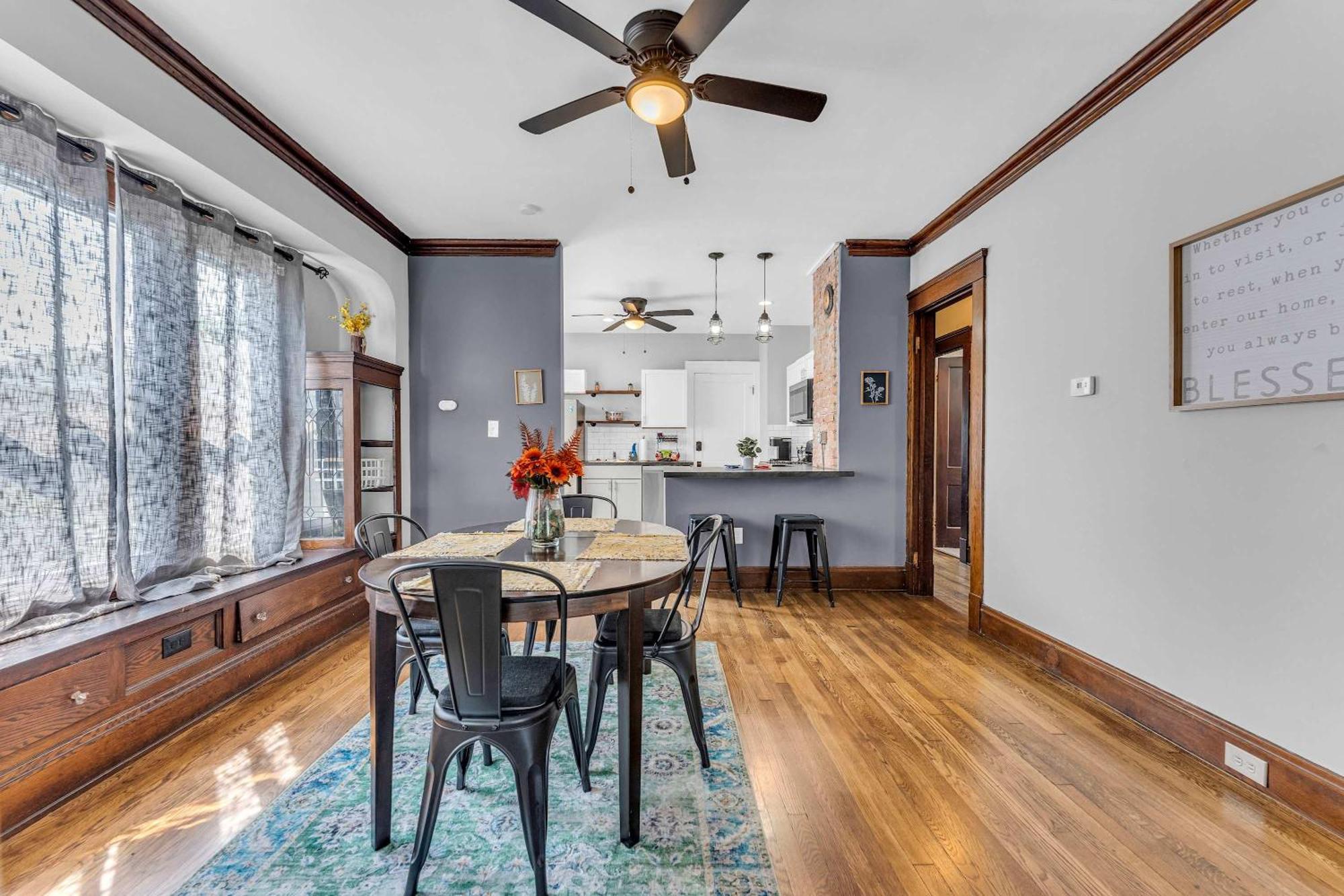 Beautifully Remodeled Duplex Apt In West Blvd クリーブランド エクステリア 写真