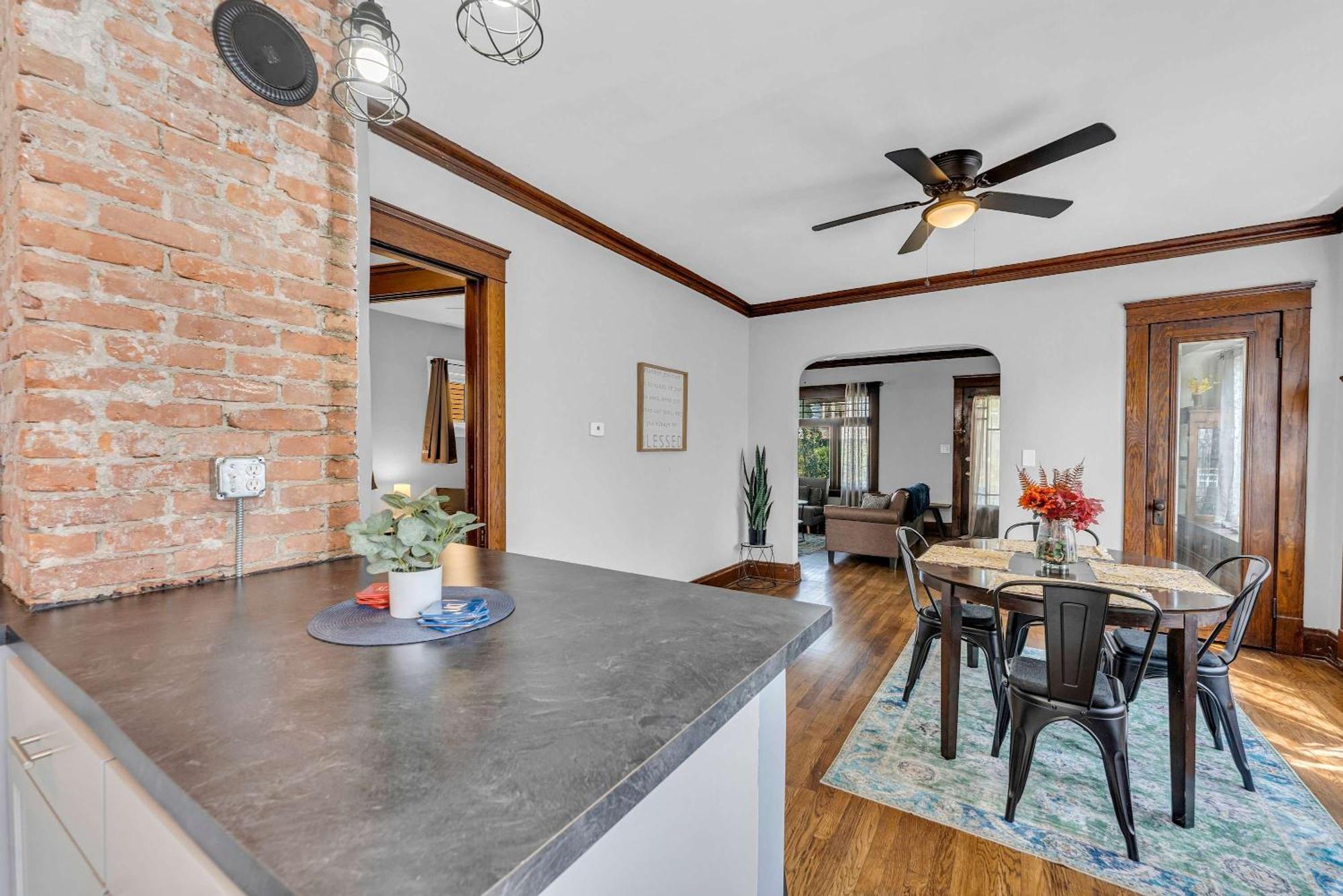 Beautifully Remodeled Duplex Apt In West Blvd クリーブランド エクステリア 写真