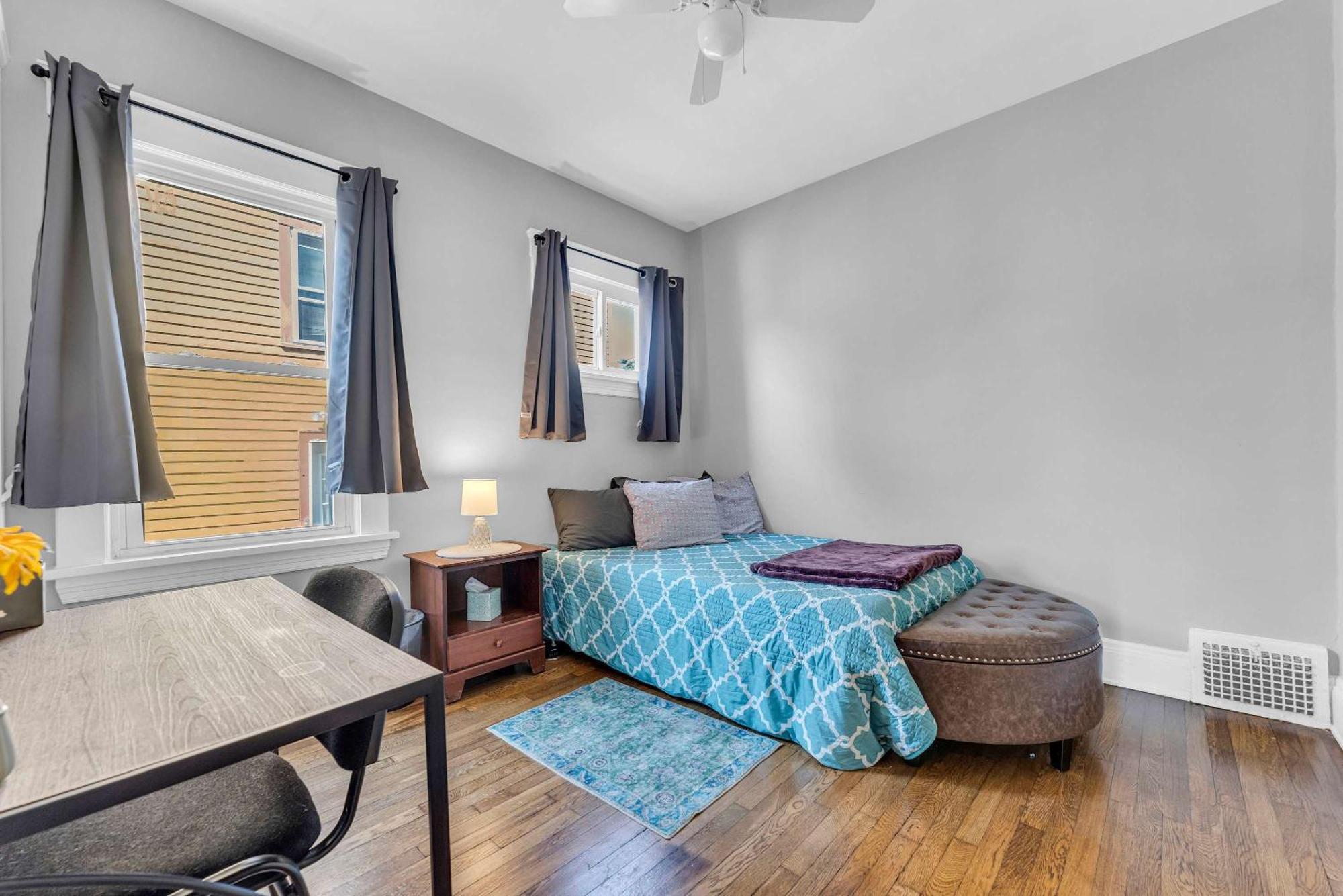 Beautifully Remodeled Duplex Apt In West Blvd クリーブランド エクステリア 写真