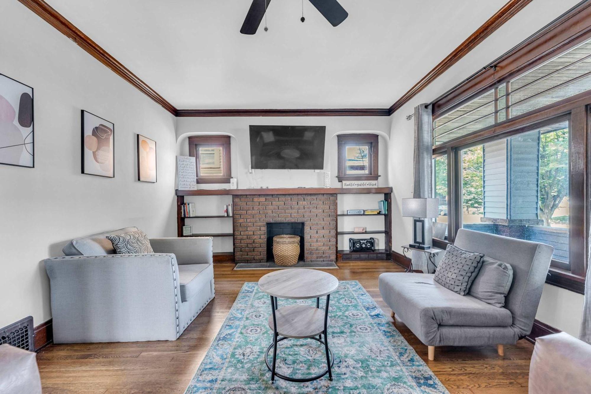 Beautifully Remodeled Duplex Apt In West Blvd クリーブランド エクステリア 写真