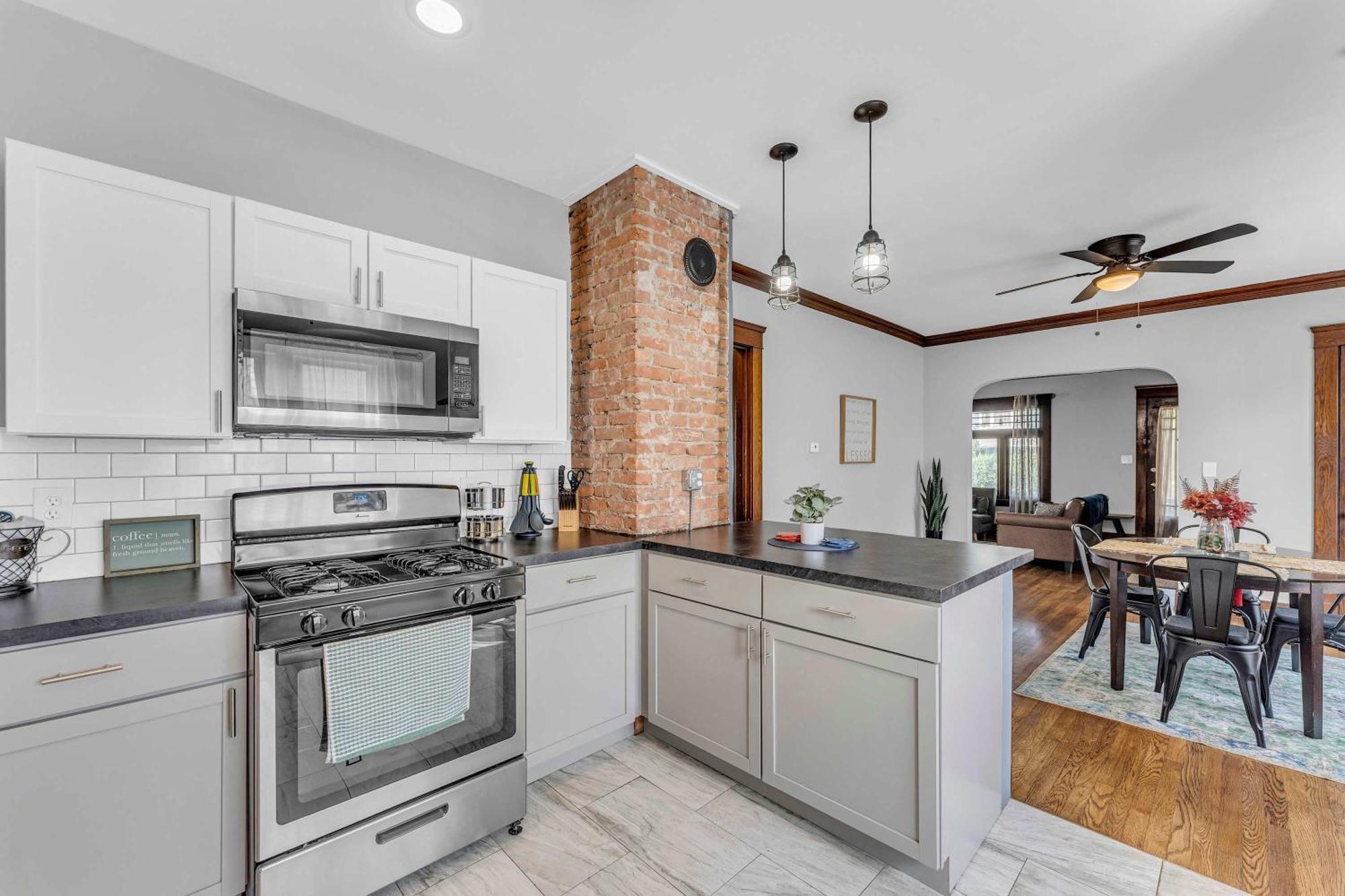 Beautifully Remodeled Duplex Apt In West Blvd クリーブランド エクステリア 写真