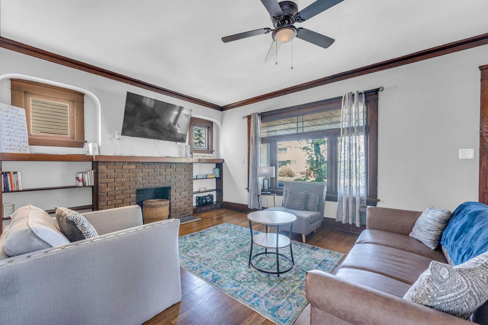 Beautifully Remodeled Duplex Apt In West Blvd クリーブランド エクステリア 写真