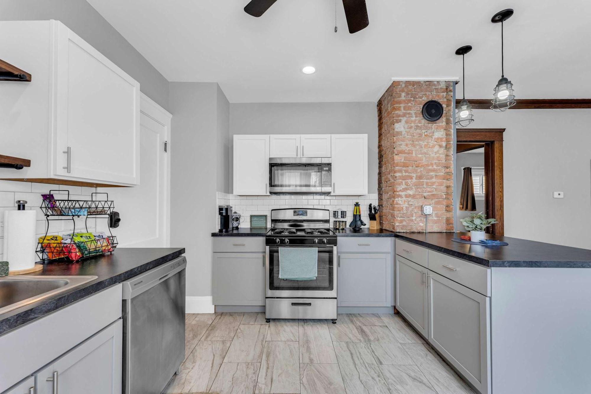 Beautifully Remodeled Duplex Apt In West Blvd クリーブランド エクステリア 写真