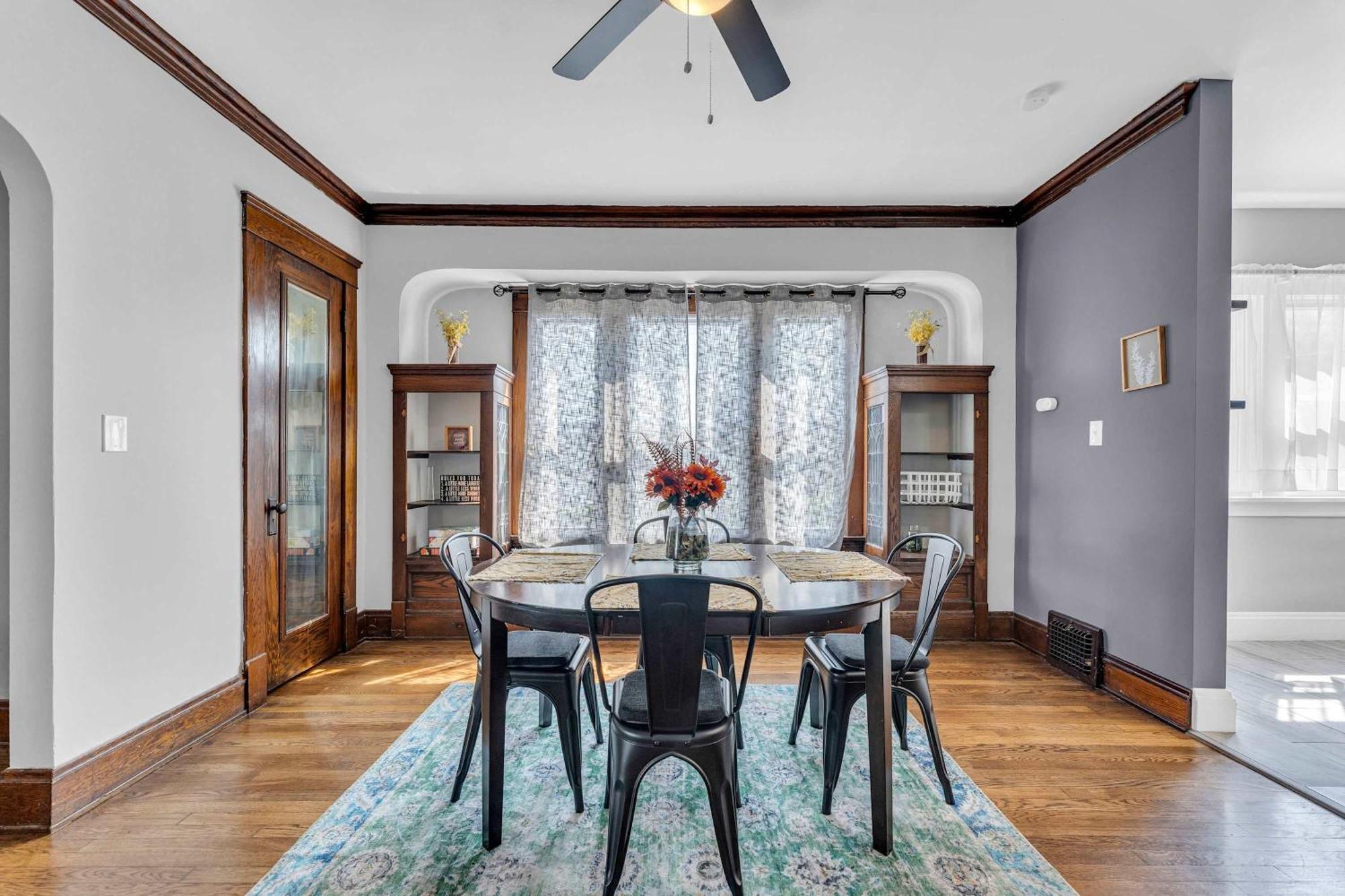 Beautifully Remodeled Duplex Apt In West Blvd クリーブランド エクステリア 写真